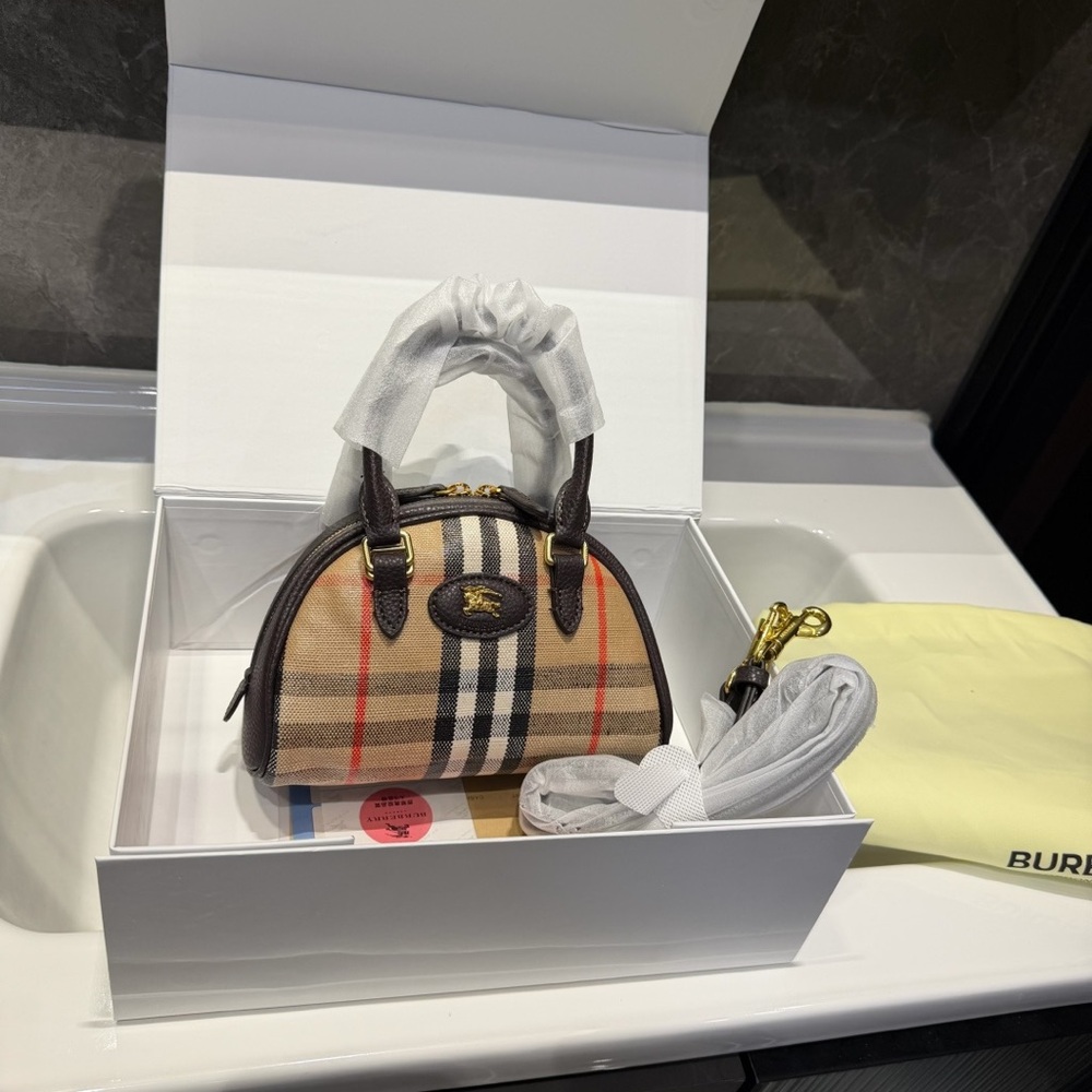 Burberry bag - Picture 2 of 5